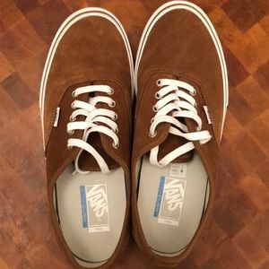 VANS SUEDE TENNIS SHOE